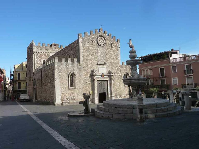 Viabilità a Taormina: stop alle auto in piazza Duomo Viabilità a Taormina: stop alle auto in piazza Duomo
