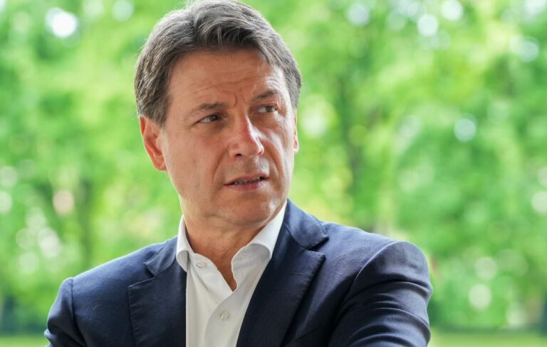 Il veleno dell’avvocato: Conte a valanga su Grillo e Silvio