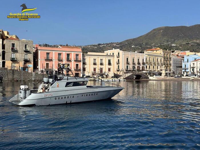 Traghetti non a norma, tre sequestrati a Caronte & Tourist Traghetti non a norma, tre sequestrati a Caronte & Tourist