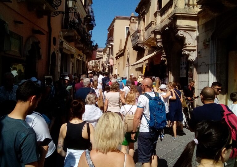 Taormina strapiena di turisti: sono già arrivati quelli dei grandi eventi?