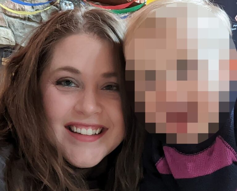Bimbo di 2 anni spara e uccide la madre incinta mentre gioca con la pistola carica