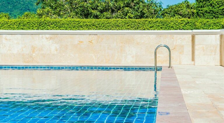Bimbo di tre anni annega in piscina
