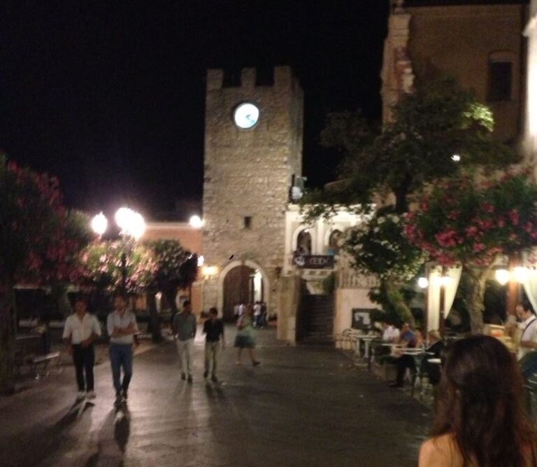 Corso e zone turistiche: a Taormina scatta l’obbligo di conferire i rifiuti dopo mezzanotte