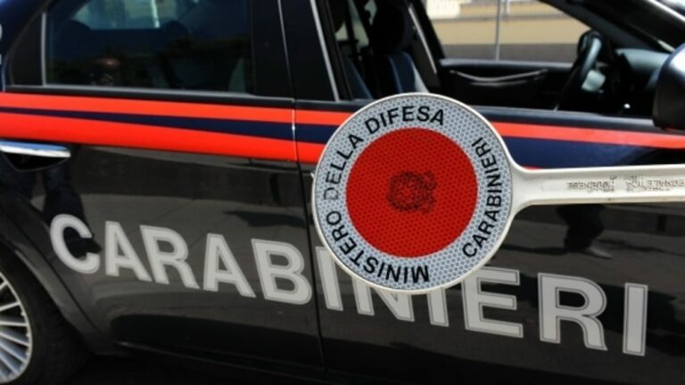 Non si ferma all’alt dei carabinieri e travolge auto, morta 32enne