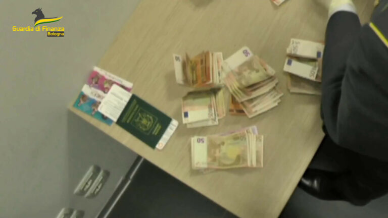 Intercettata in aeroporto oltre 1,5 mln valuta non dichiarata