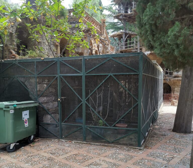 Sferra: “Via le orribili gabbie dalla Villa comunale di Taormina”