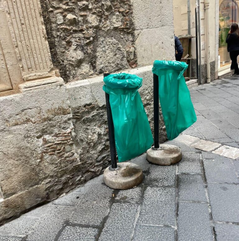 Raccolta rifiuti a Taormina: “Via il preservativo del G7, ordinati nuovi cestini e posacenere”