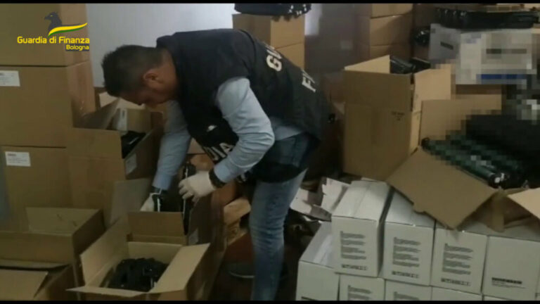 Sequestrato sito e-commerce, raggirati centinaia di clienti