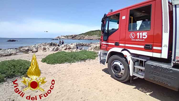 Masso colpisce turista in spiaggia e lo uccide