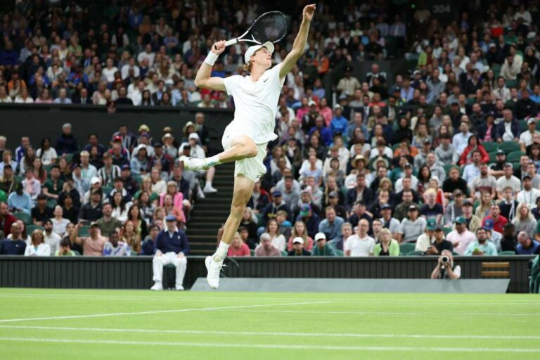 Sinner agli ottavi a Wimbledon, avanza Berrettini Sinner agli ottavi a Wimbledon, avanza Berrettini