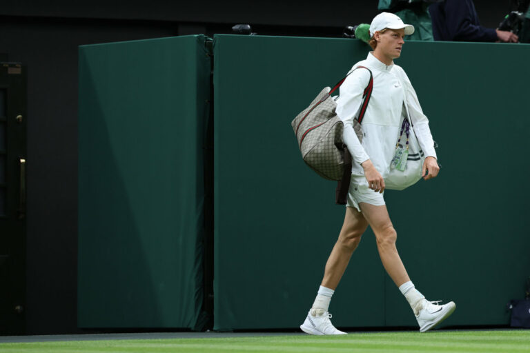 Sinner ai quarti a Wimbledon, Galan battuto in tre set Sinner ai quarti a Wimbledon, Galan battuto in tre set