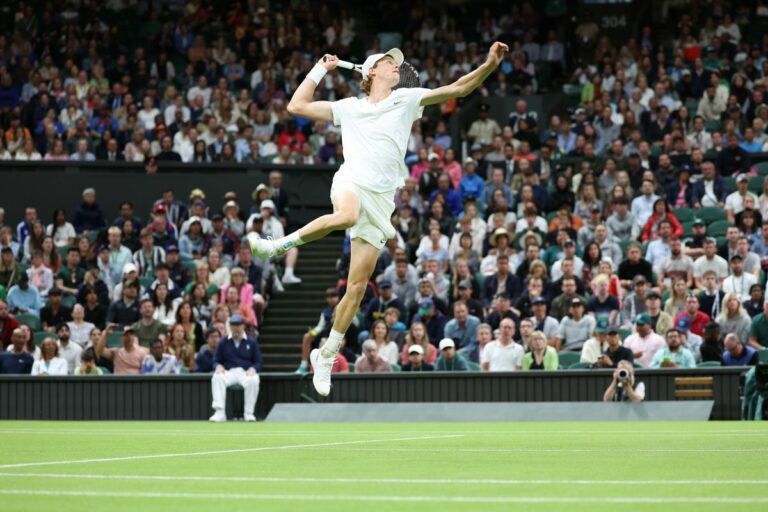 Sinner batte Safiullin e vola in semifinale a Wimbledon Sinner batte Safiullin e vola in semifinale a Wimbledon