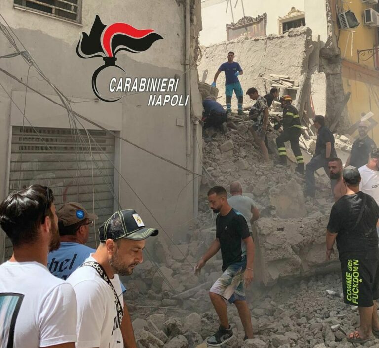 Crolla una palazzina a Torre del Greco, Prefetto: “Nessun disperso”