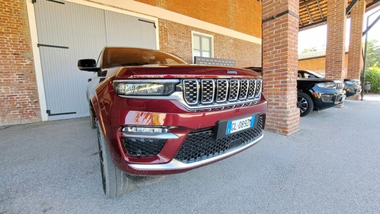 Il nuovo Grand Cherokee è la pura essenza di una Jeep Il nuovo Grand Cherokee è la pura essenza di una Jeep