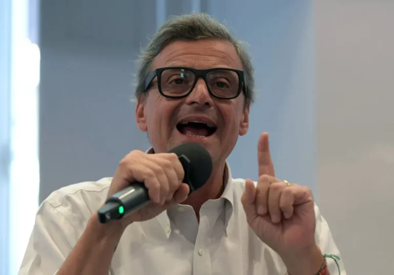 Calenda attacca il sindaco di Taormina: “Fa il buffone per essere votato”