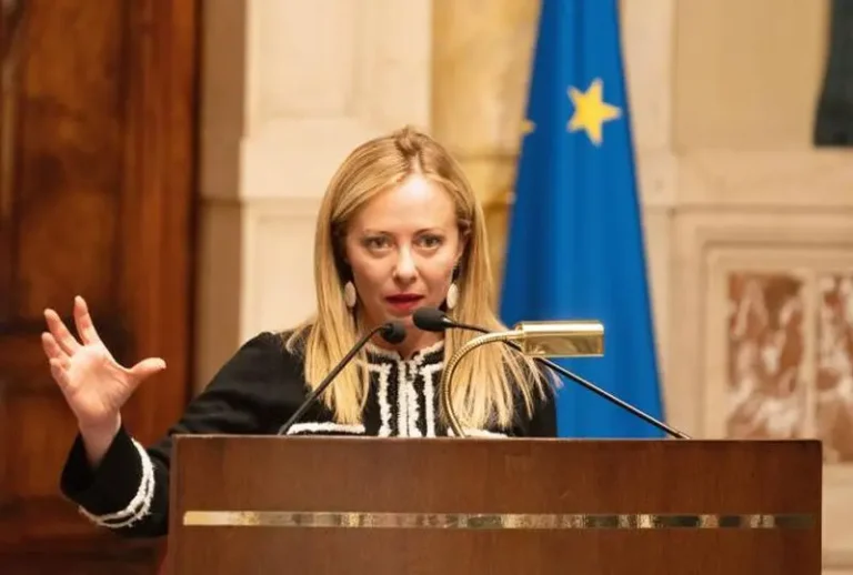 Meloni: “Il salario minimo può creare problemi, apriamo il confronto”