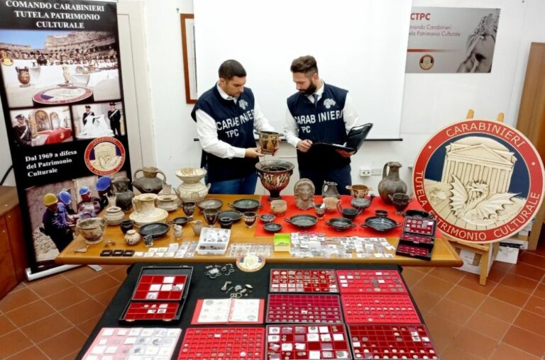 Scavi clandestini, a Caserta ingente sequestro di reperti archeologici Scavi clandestini, a Caserta ingente sequestro di reperti archeologici
