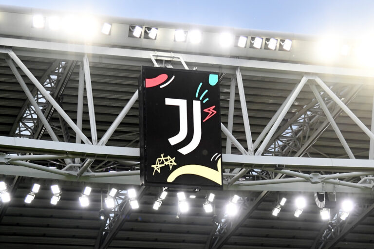 Juventus esclusa dalle competizioni Uefa per un anno Juventus esclusa dalle competizioni Uefa per un anno