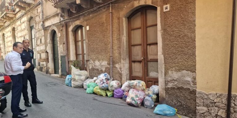 Altro blitz del sindaco sulla raccolta rifiuti: “La ditta deve rispettare orario”