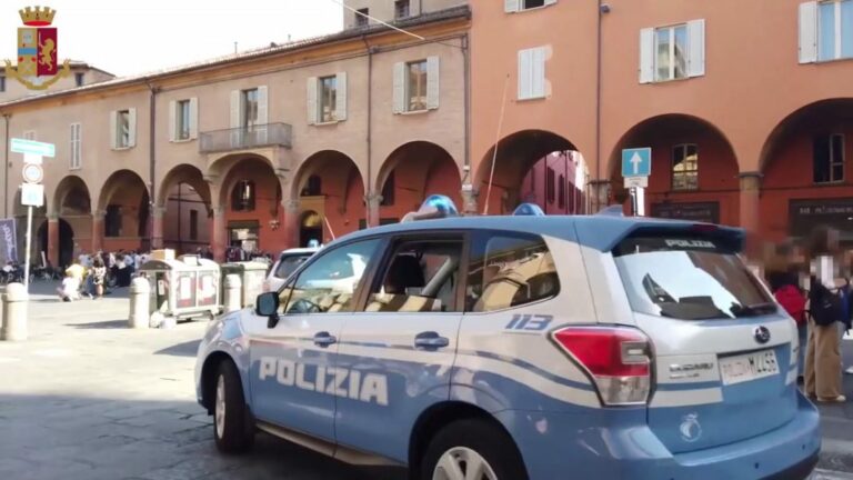 Cento consegne di droga al giorno, 21 arresti