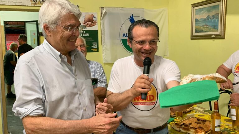 De Luca offre i cannoli ai leghisti e li invita a Taormina