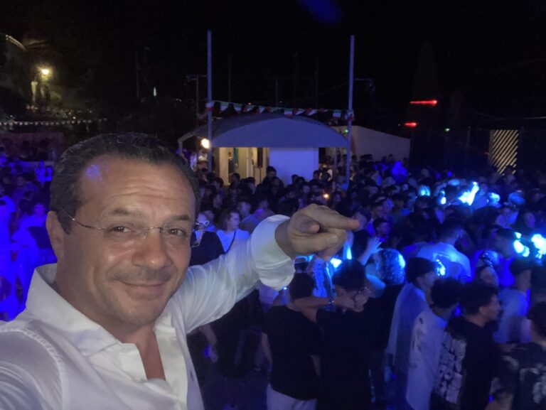 De Luca si scatena in discoteca e sui social si accende la polemica (VIDEO)