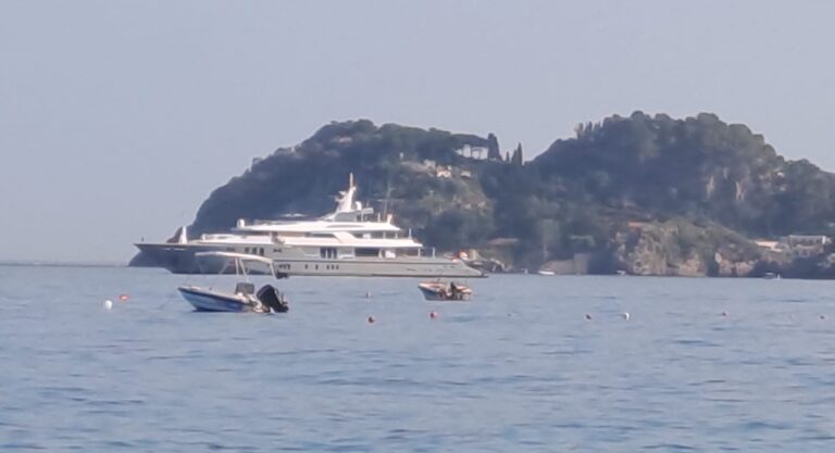 Siren sbarca a Taormina: ecco il super-yacht di Reuben Siren sbarca a Taormina: ecco il super-yacht di Reuben