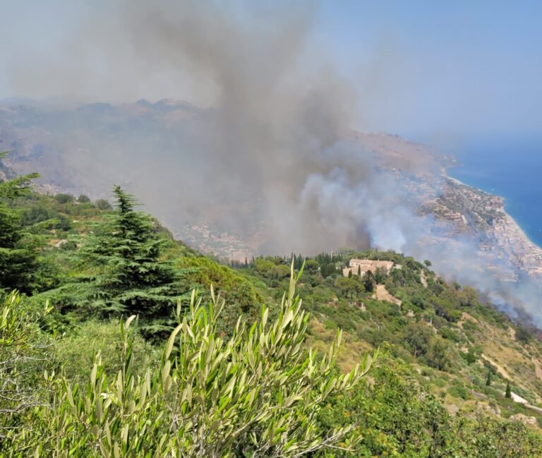 Fiamme anche a Castelmola, in zona Ziretto (VIDEO)