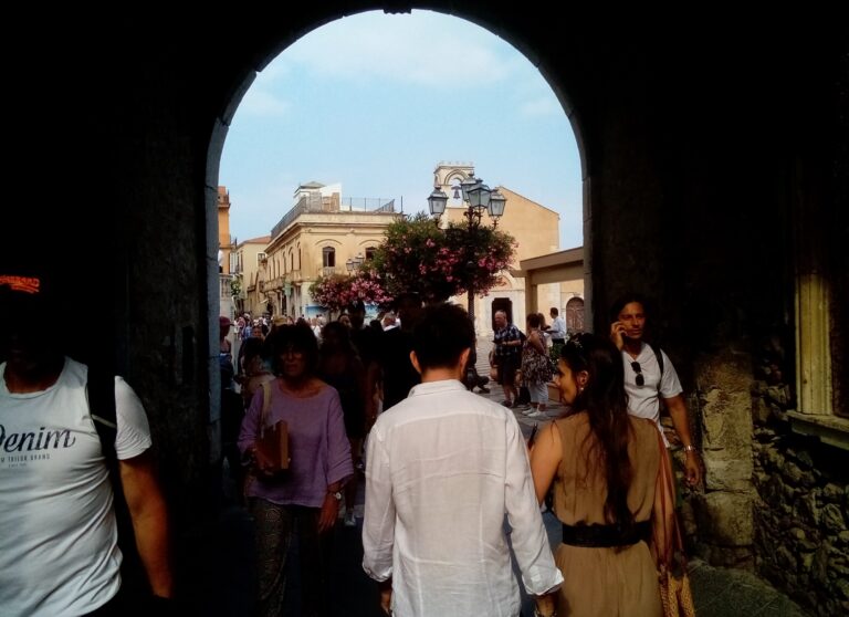 Airbnb/YouGov, ponte di primavera: Taormina tra le mete più ricercate per “esperienze di qualità”
