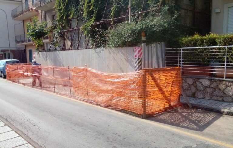 “Gabbia” all’ingresso di Mazzeo: donna cade e si fa male
