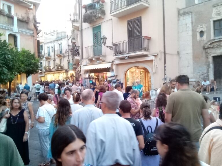 Il Comune: “Emergenza incendi finita, potete tornare a godervi Taormina”