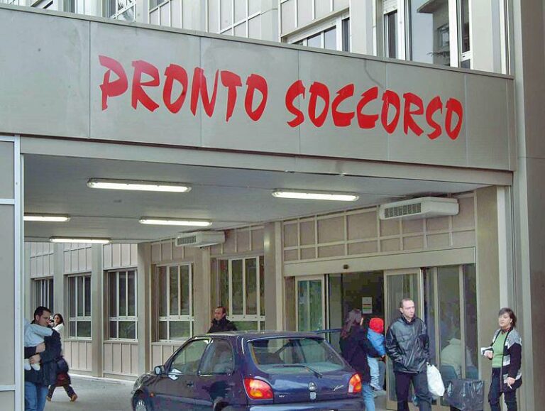 Pulisce l’arma e parte un colpo, grave il nipotino