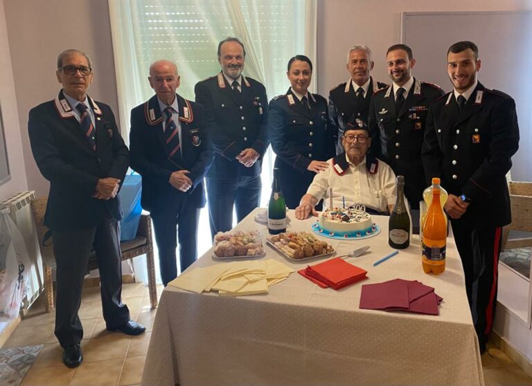 Carabinieri di Taormina festeggiano i 100 anni dell’appuntato Giacomo Polverino Carabinieri di Taormina festeggiano i 100 anni dell’appuntato Giacomo Polverino