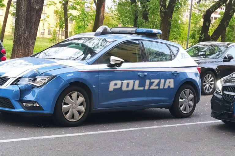 Africano accoltellato muore in strada