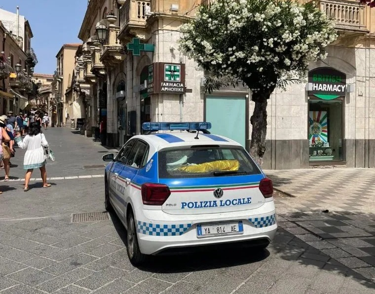 Furto in un negozio di Taormina: la Polizia locale individua una 86enne