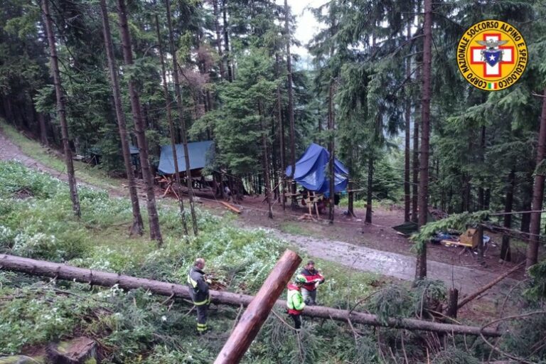 Tragedia al campo scout, 16enne muore travolta da un albero