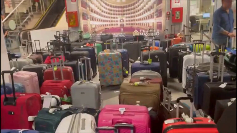 Caos in aeroporto Palermo, centinaia di bagagli in area arrivi