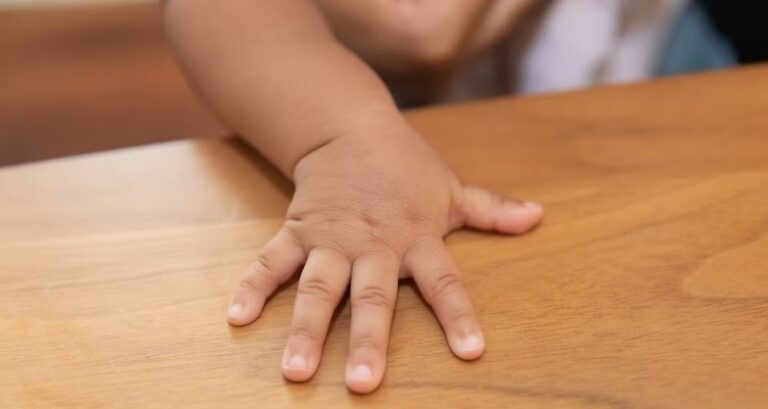 Madre strangola il figlio di un anno e poi chiama i soccorsi