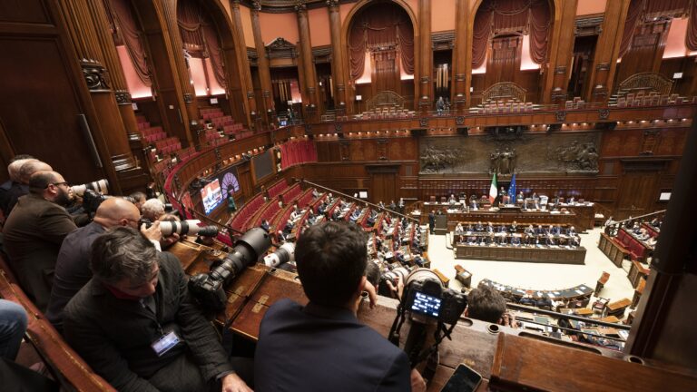 Casta da vergogna: aumento di stipendio per i capigruppo alla Camera