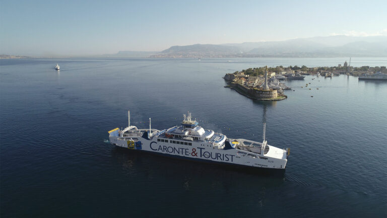 Caronte e Tourist: più corse fino a settembre e prezzi immutati