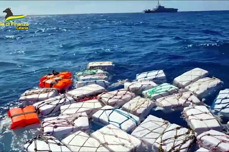 Gdf Catania distrugge 2 tonnellate di cocaina
