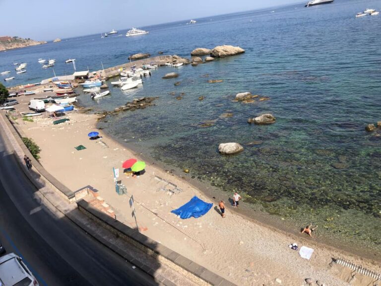 De Luca: “A Naxos giochi pirotecnici incustoditi in spiaggia”