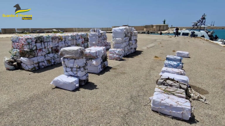 Le immagini del maxi sequestro di cocaina nel mare di Sicilia