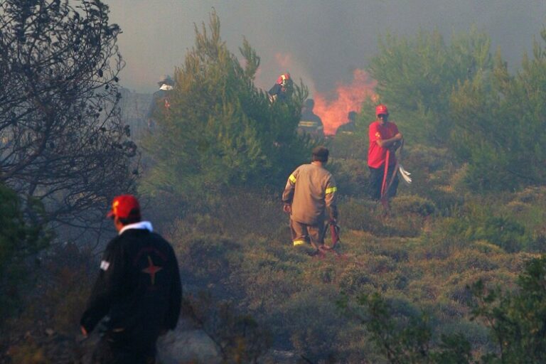 Nella notte evacuate 2.500 persone a Corfù per gli incendi