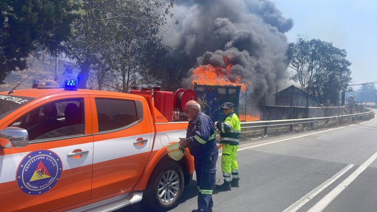 Incendio ex golf Taormina: stop al transito in SS185 nei pressi di Gaggi