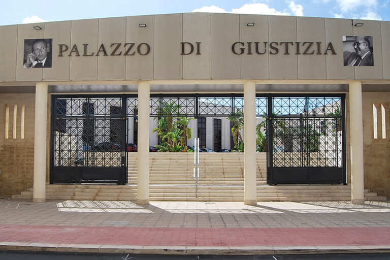 Con dito nell’occhio rese quasi cieca la ex, condannato a 3 anni