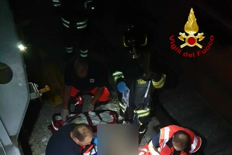 Ragazzo folgorato da cavi elettrici in ferrovia: è grave