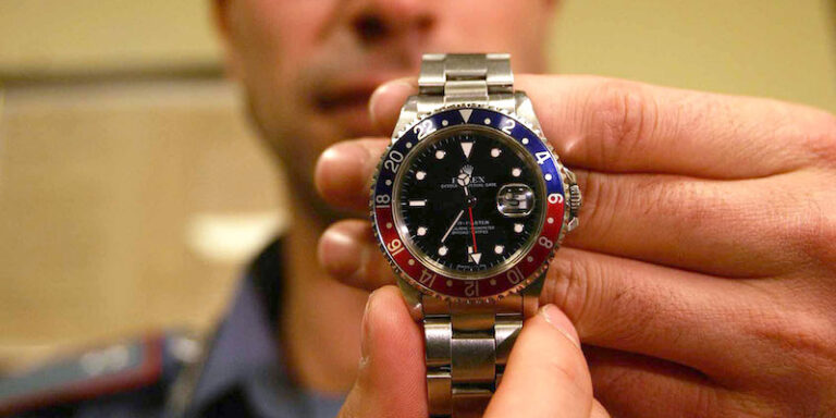 Lascia un Rolex da 27 mila euro in palestra e viene derubato