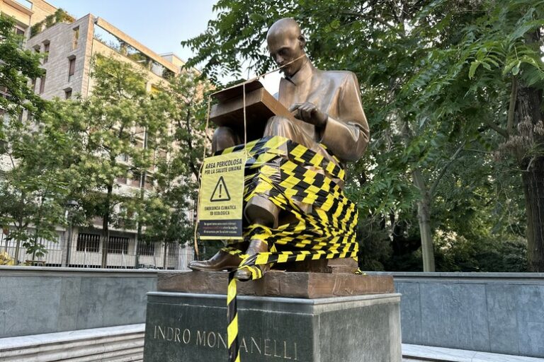 Blitz ambientalista, avvolta da nastro la statua di Montanelli