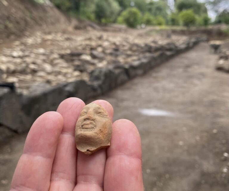 Scavi a Naxos: trovata una statuetta del 550-500 a.c.